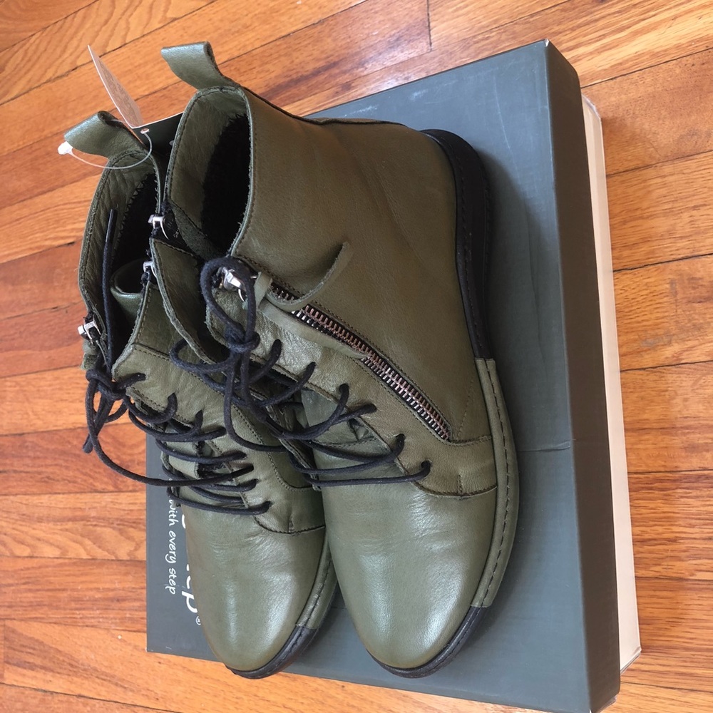 Spring Step olive green leather ankle boots size 37 (US 6.5-7)